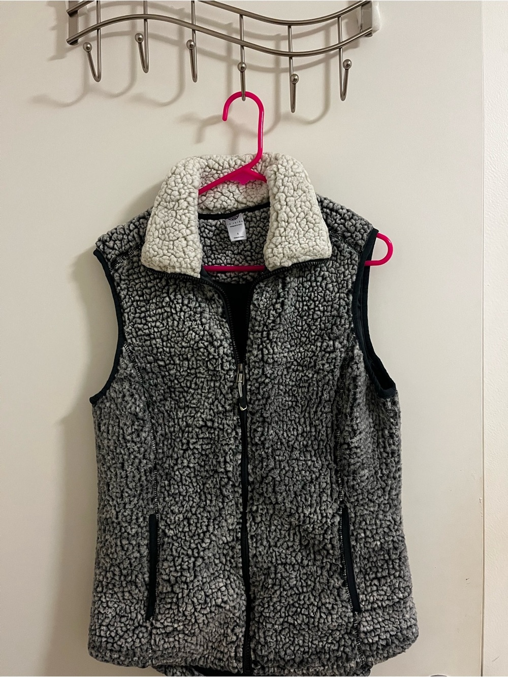 Te Verde Gray Sherpa Vest with Cream Collar